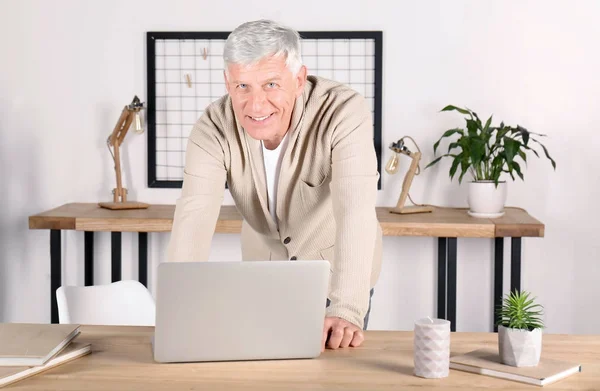 Dizüstü bilgisayar ile olgun adam — Stok fotoğraf