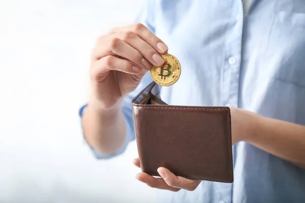 Nő bitcoin üzembe pénztárca — Stock Fotó