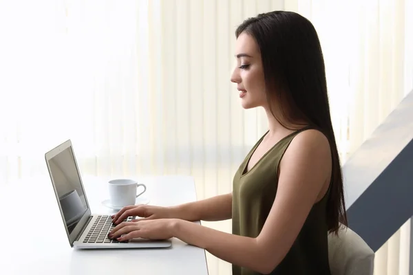 Giovane donna che lavora con il computer portatile — Foto Stock