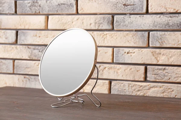 Espelho Moderno Mesa Madeira Perto Parede Tijolo — Fotografia de Stock