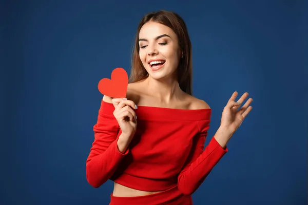 Mujer joven con corazón de papel — Foto de Stock