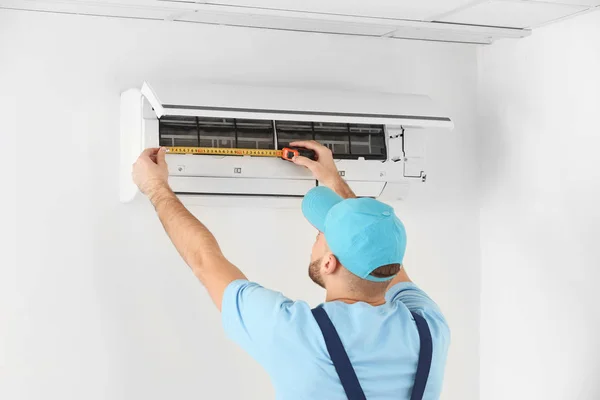 Technicien mesurant climatiseur — Photo