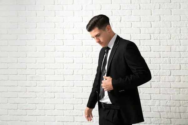 Yakışıklı Adam Beyaz Tuğla Duvar Yakınındaki Şık Elbiseli — Stok fotoğraf