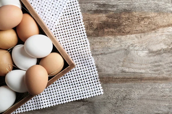 Huevos Pollo Caja Sobre Mesa Madera — Foto de Stock