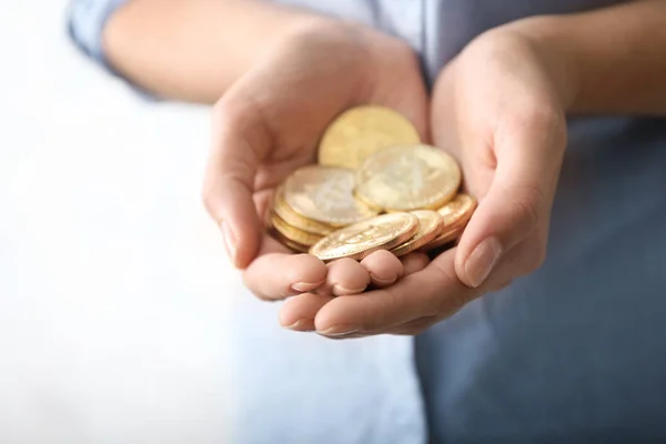 Femme avec Bitcoins dorés — Photo