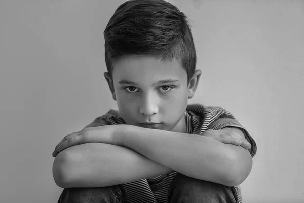 Niño Triste Sobre Fondo Gris Efecto Blanco Negro — Foto de Stock