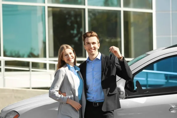 Young Couple Key New Car Outdoors — Stock Photo, Image