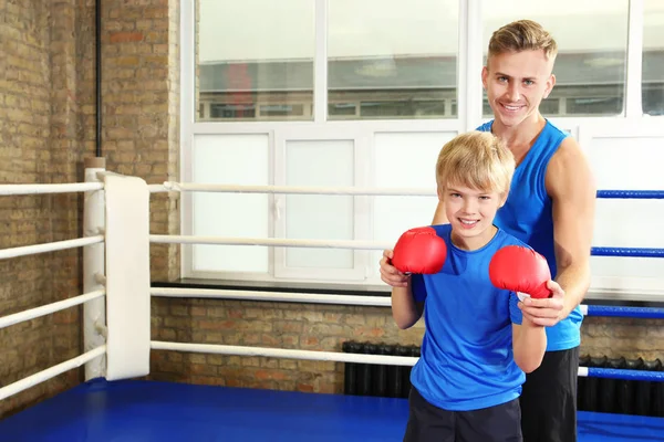 Liten Pojke Med Tränare Boxningsring — Stockfoto