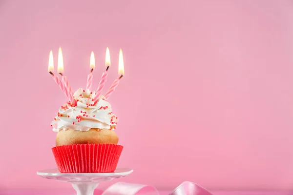 生日蛋糕与蜡烛在立场反对颜色背景 — 图库照片