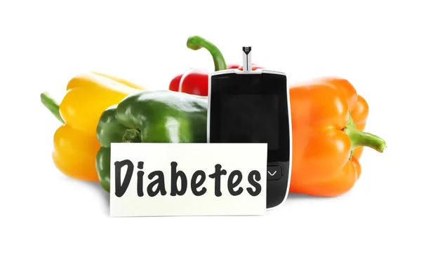 Glucosímetro digital y verduras sobre fondo blanco. Dieta diabética —  Fotos de Stock
