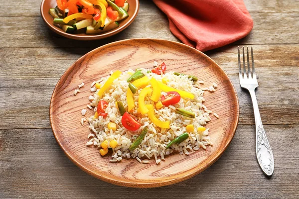 Lezzetli kahverengi pirinç ve sebze — Stok fotoğraf