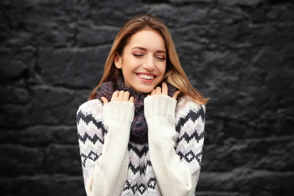 Hermosa Mujer Sonriente Sobre Fondo Oscuro — Foto de Stock