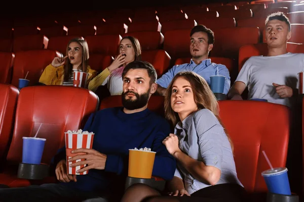 Gençler Sinemada Film Izliyor — Stok fotoğraf