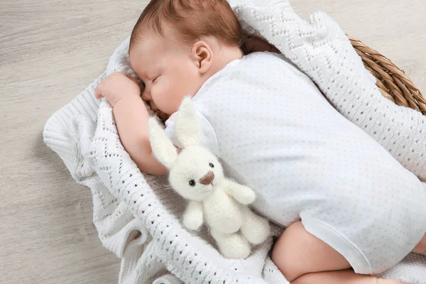 Lindo Bebé Recién Nacido Durmiendo Cesta Casa —  Fotos de Stock