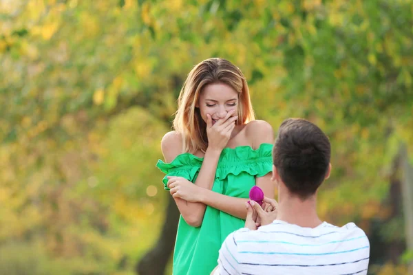 Jeune homme faire une proposition à petite amie — Photo