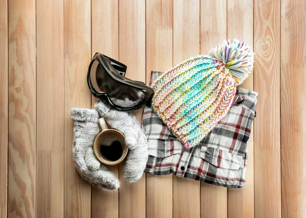 Warme Kleren Met Skibrillen Kopje Koffie Houten Achtergrond Winter Vakantie — Stockfoto