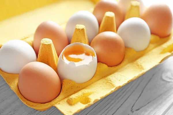 Сырые Куриные Яйца Упаковке Деревянном Столе — стоковое фото