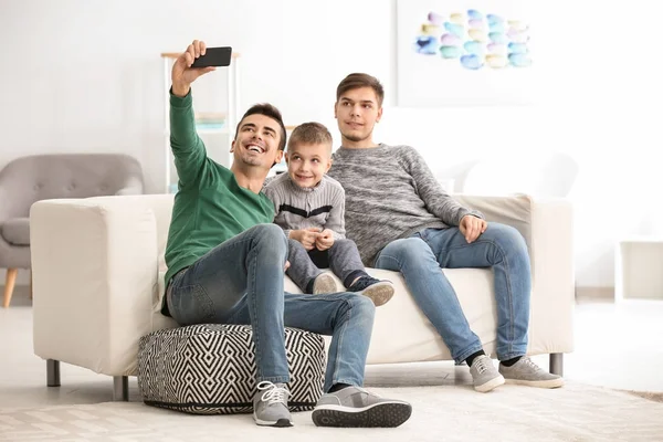 Mężczyzna Para Gejów Adoptowanego Chłopca Biorąc Selfie Domu — Zdjęcie stockowe