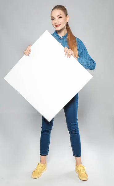 Junge Frau Mit Leerer Werbetafel Auf Grauem Hintergrund — Stockfoto