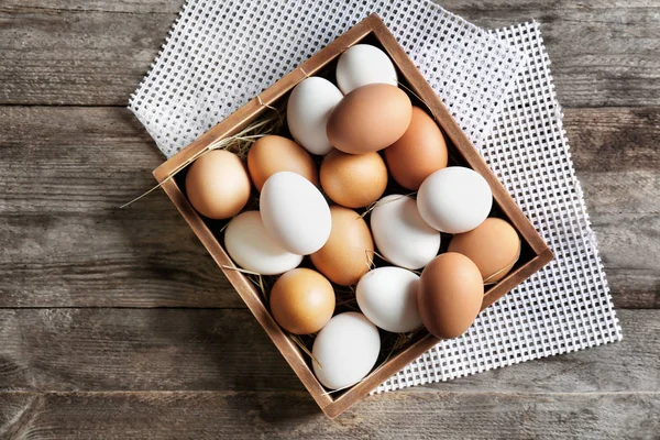 Huevos Pollo Caja Sobre Mesa Madera —  Fotos de Stock