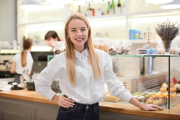 Jovem Mulher Loja Retrato Proprietário Pequenas Empresas — Fotografia de Stock