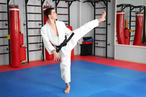 Instrutor de karatê masculino no dojo — Fotografia de Stock