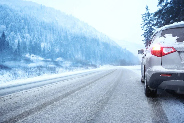 Αυτοκίνητο Στο Δρόμο Χώρας Χιονώδη Χειμερινή Ημέρα — Φωτογραφία Αρχείου
