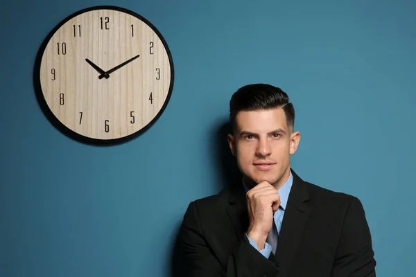 時計を壁の近くのハンサムなマネージャー — ストック写真