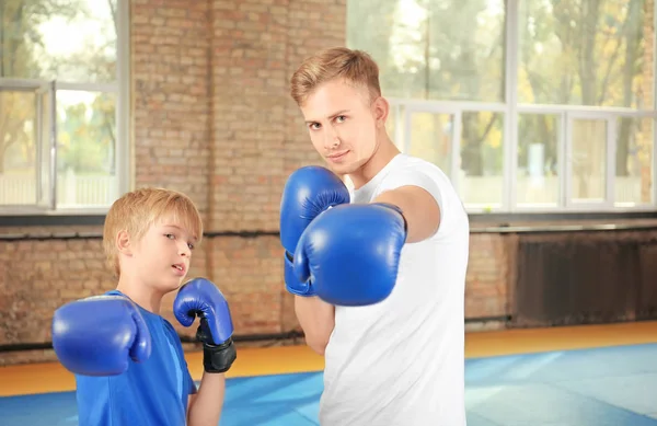 Liten Pojke Med Tränare Boxning Handskar Inomhus — Stockfoto