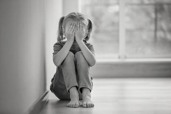 Smutna Dziewczynka Siedzi Piętrze Pomieszczeniu Czarno Biały Efekt — Zdjęcie stockowe