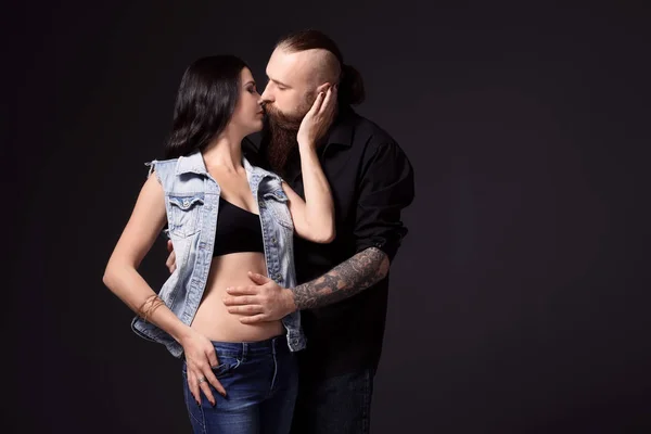 Татуированный Мужчина Целует Свою Девушку Тёмном Фоне — стоковое фото