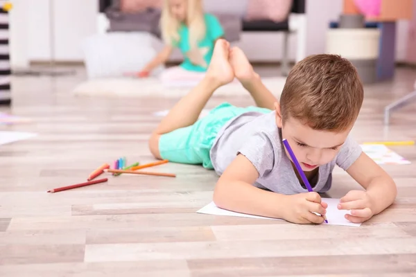 Leuke Kleine Jongen Tekening Thuis — Stockfoto