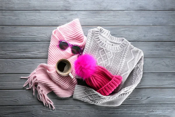 Warme Kleidung Mit Tasse Kaffee Und Sonnenbrille Auf Holzgrund Winterferienkonzept — Stockfoto