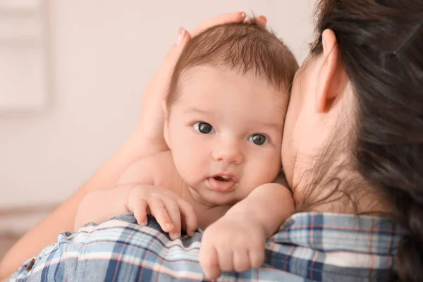 Joven madre con lindo bebé en casa — Foto de Stock