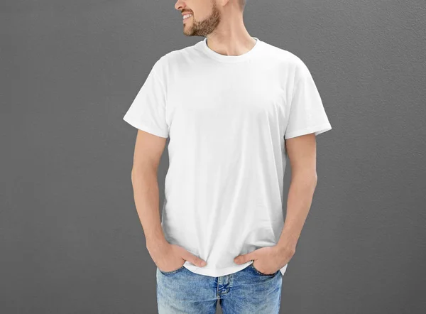 Jovem de t-shirt — Fotografia de Stock