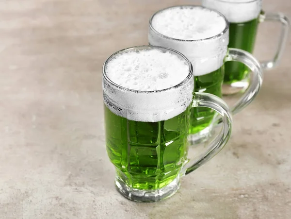 Glazen Groene Bier Een Grijze Achtergrond Saint Patrick Day Viering — Stockfoto