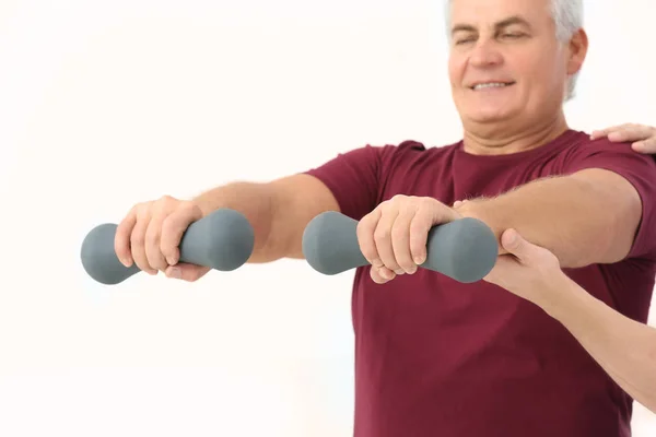 Homme âgé faisant de l'exercice — Photo