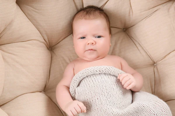 Lindo Bebé Recién Nacido Acostado Salón Casa —  Fotos de Stock