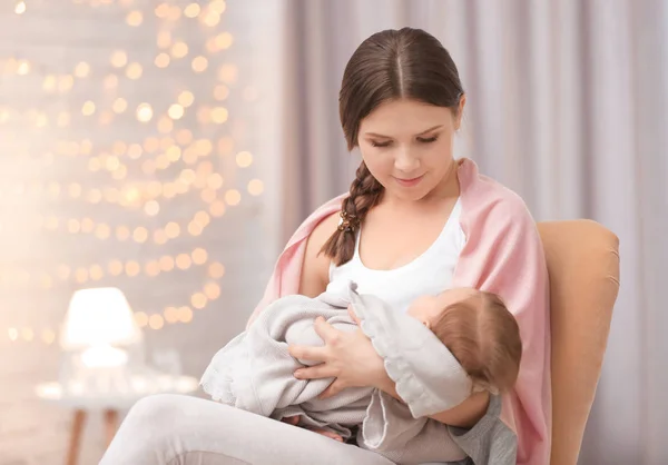 Jovem Mãe Com Seu Bebê Bonito Casa — Fotografia de Stock