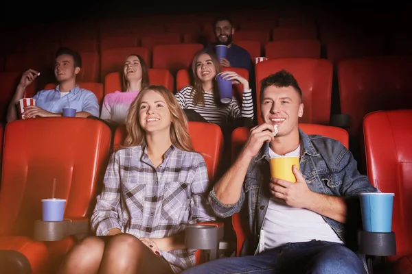 Młodzi ludzie oglądają film w kinie Zdjęcia Stockowe bez tantiem