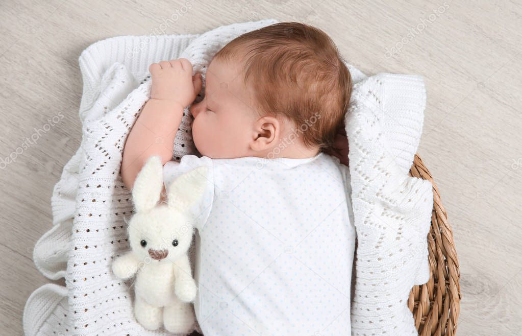 Cute Newborn Baby Sleeping Basket Home — Stock Photo © belchonock 180367088