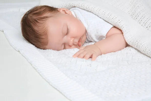 Niedliches Kleines Baby Schläft Auf Plaid Hause — Stockfoto