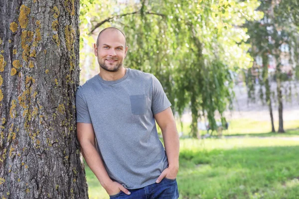 Knappe jongeman, buitenshuis — Stockfoto