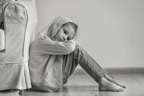 Verdrietig Meisje Zittend Vloer Binnenshuis Zwart Wit Effect — Stockfoto
