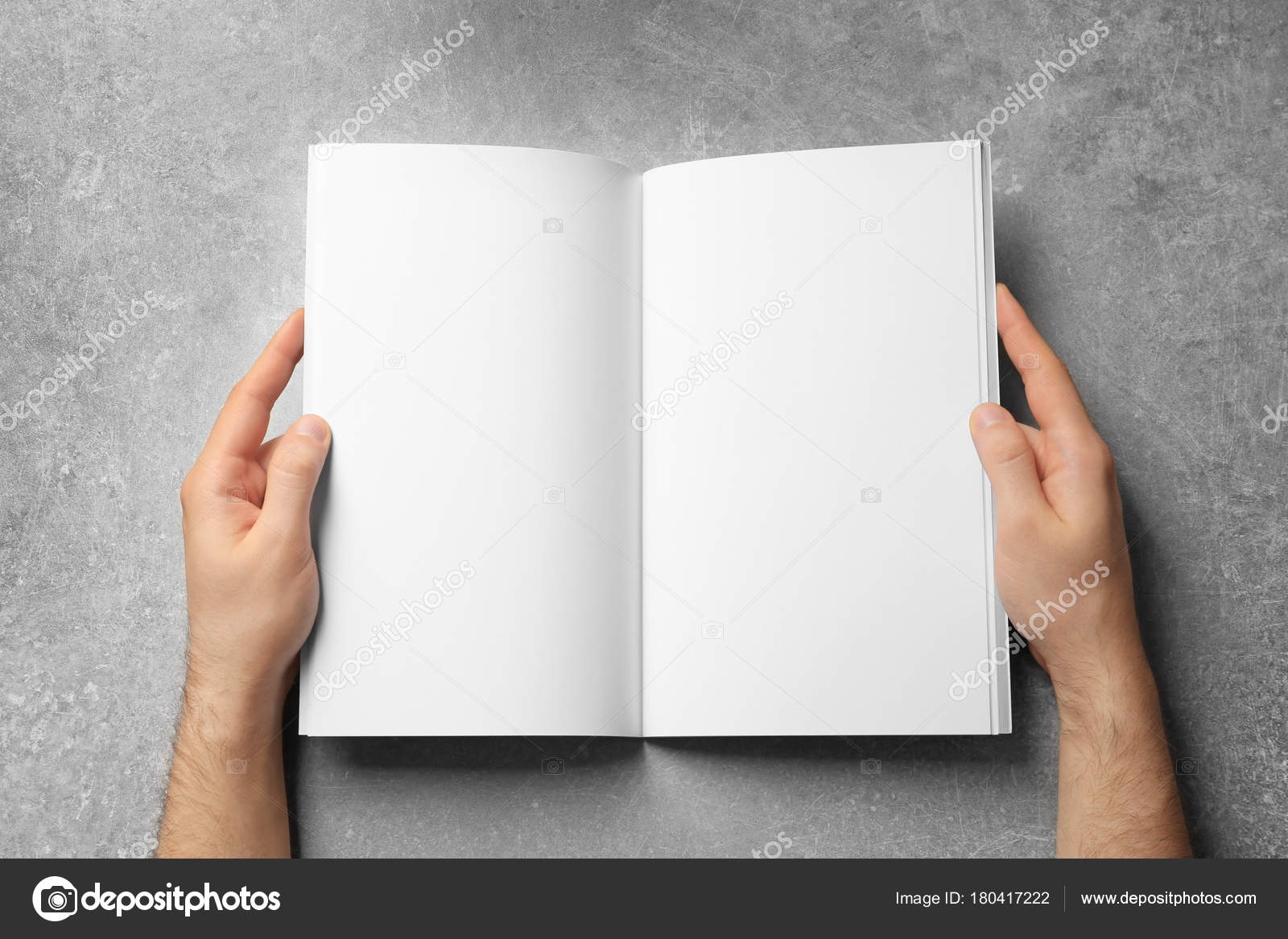 Download Homem segurando livro com páginas em branco — Stock Photo © belchonock #180417222