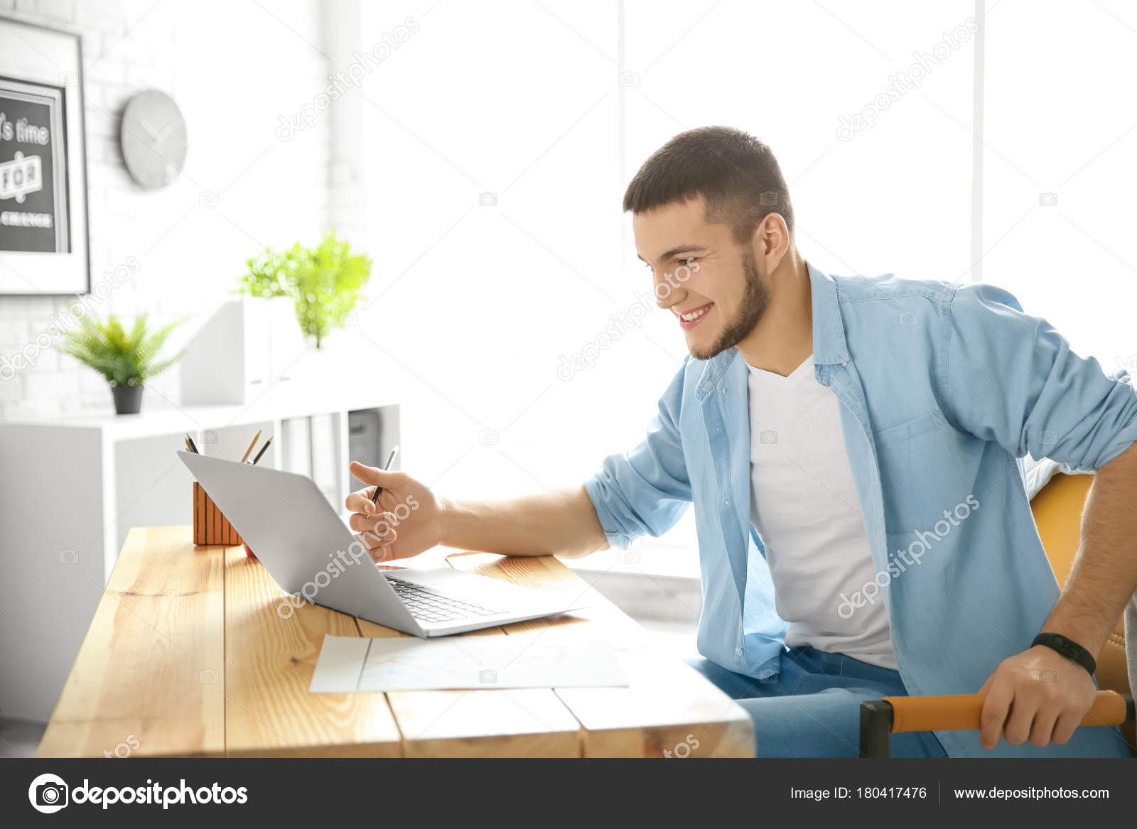 мужчина программист. услуги молодых людей. переезд к родителям. подросток улыбается. успешный работник.