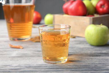 Lezzetli elma suyu masada