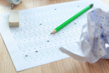 Sınav formu, kurşun kalem ve Silgi tablo