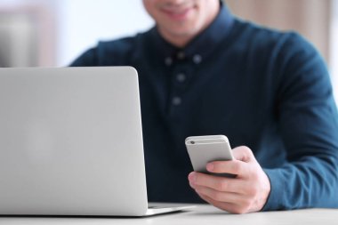 Adam ile dizüstü kapalı kullanma smartphone