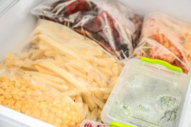 Plastik torbalar ve kapsayıcılar buzdolabında farklı gıda ile